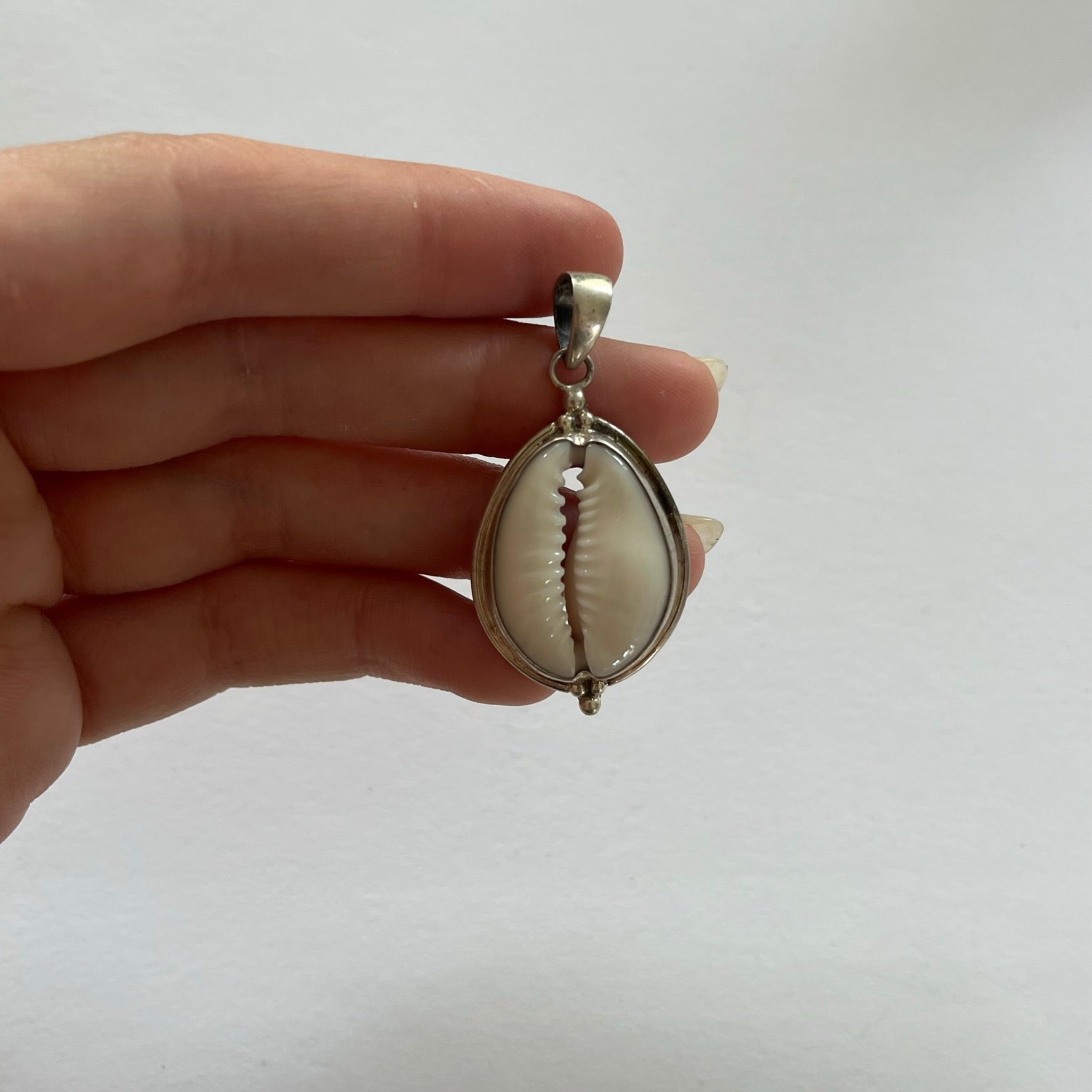 VINTAGE STERLING SILVER COWRIE PENDANT