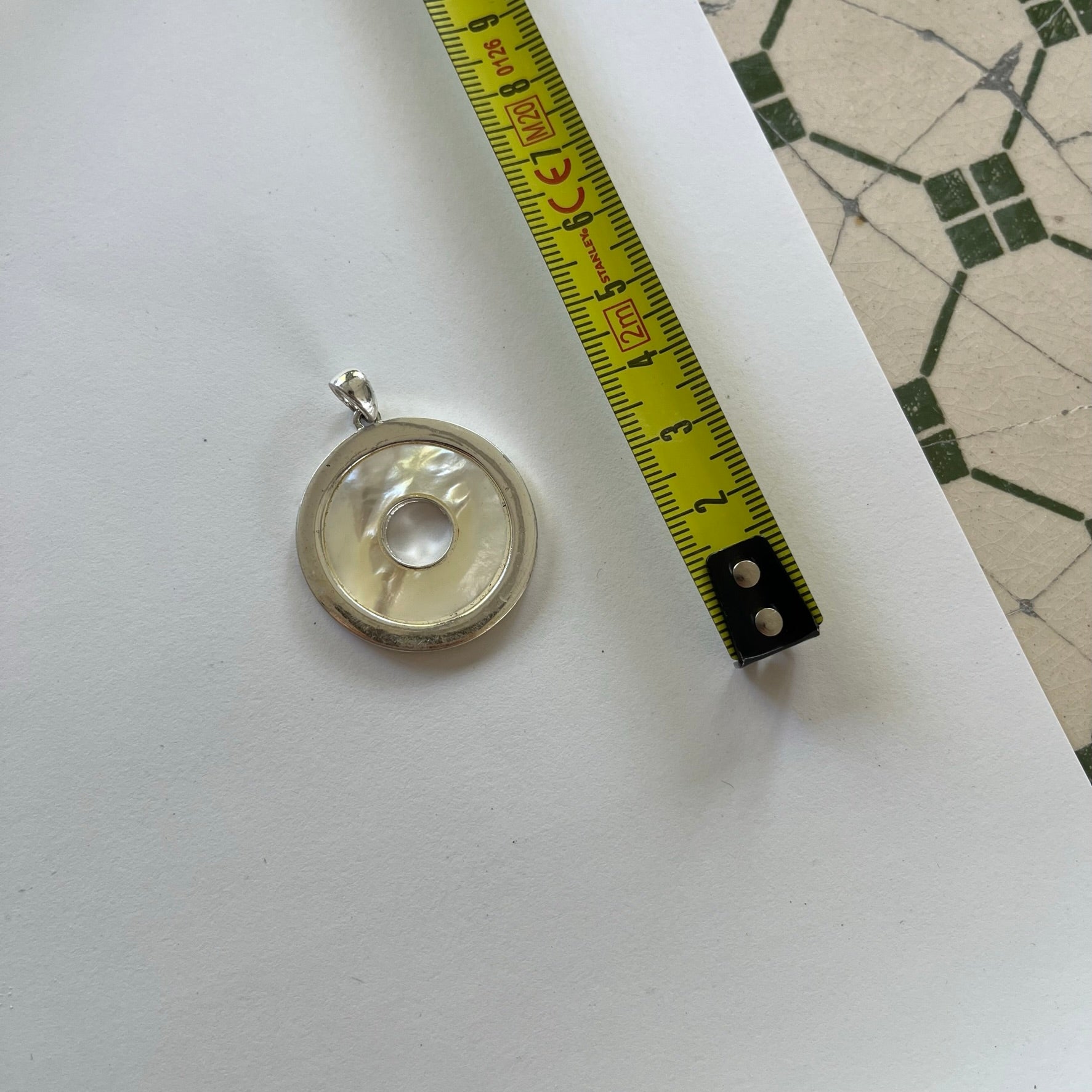 VINTAGE STERLING SILVER MOTHER OF PEARL CUTOUT CIRCLE PENDANT