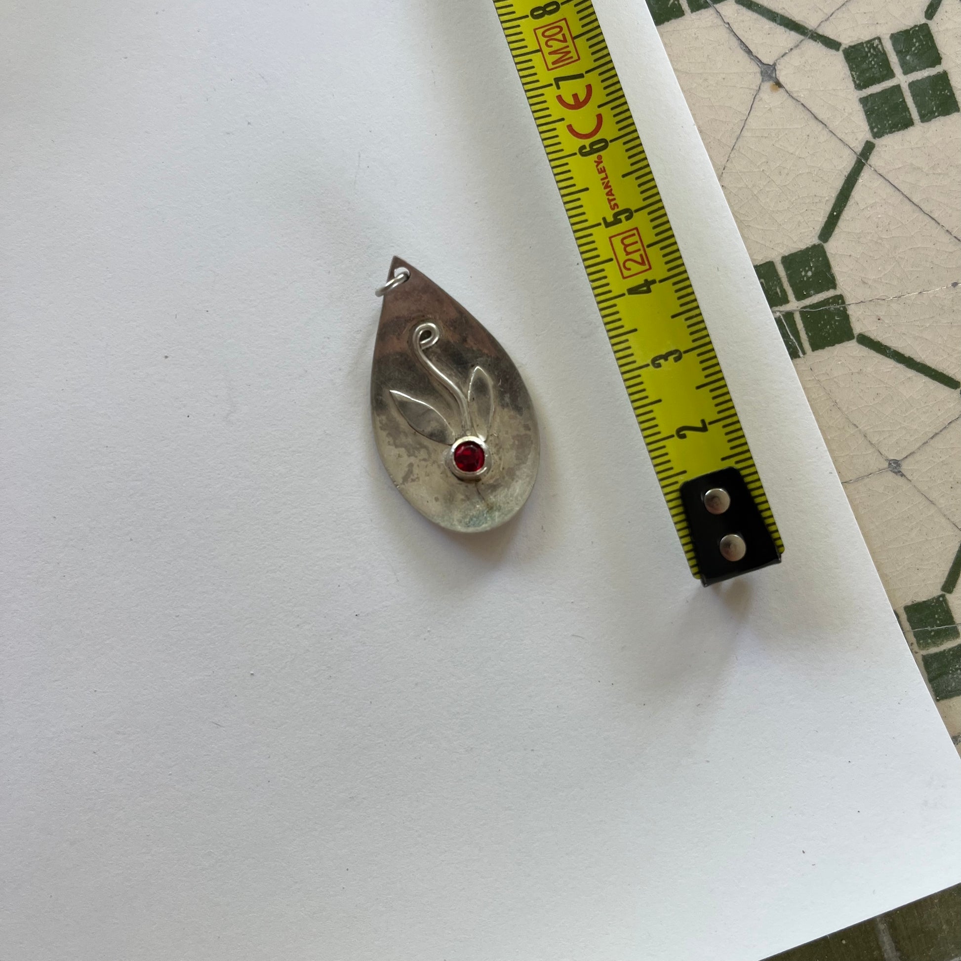 VINTAGE STERLING SILVER GARNET DETAILED PENDANT