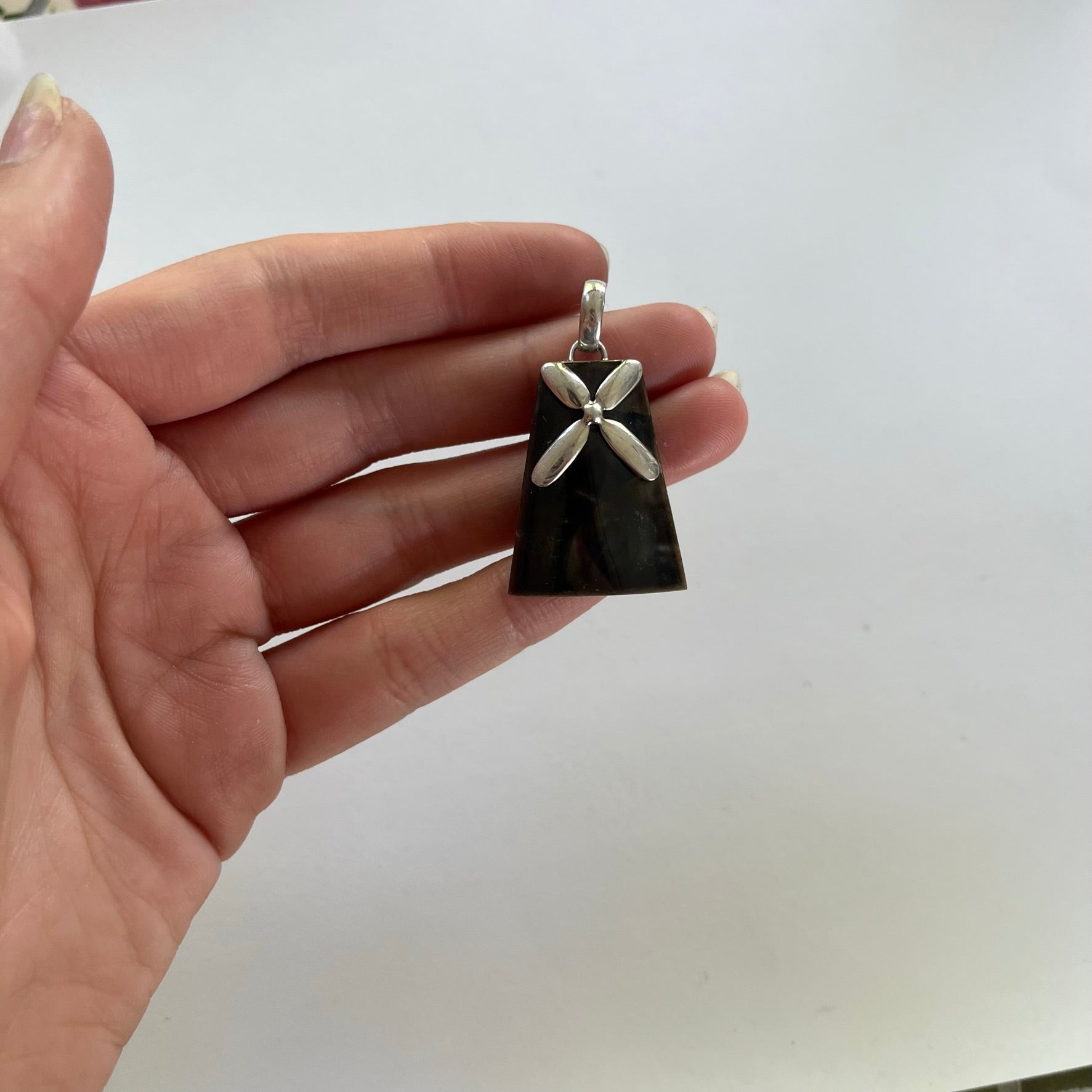 VINTAGE STERLING SILVER MOTHER OF PEARL PENDANT