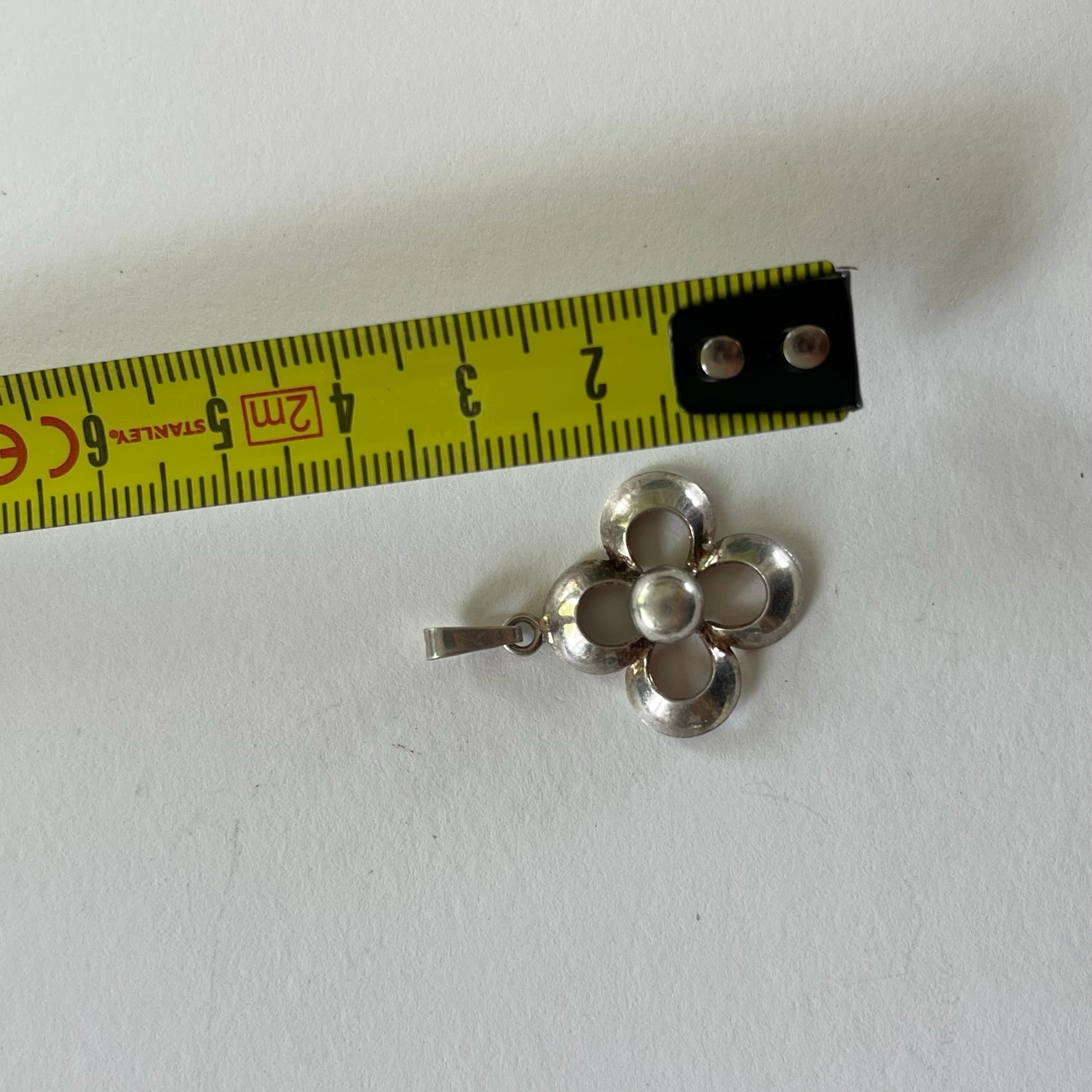 VINTAGE STERLING SILVER FLOWER CUTOUT PENDANT