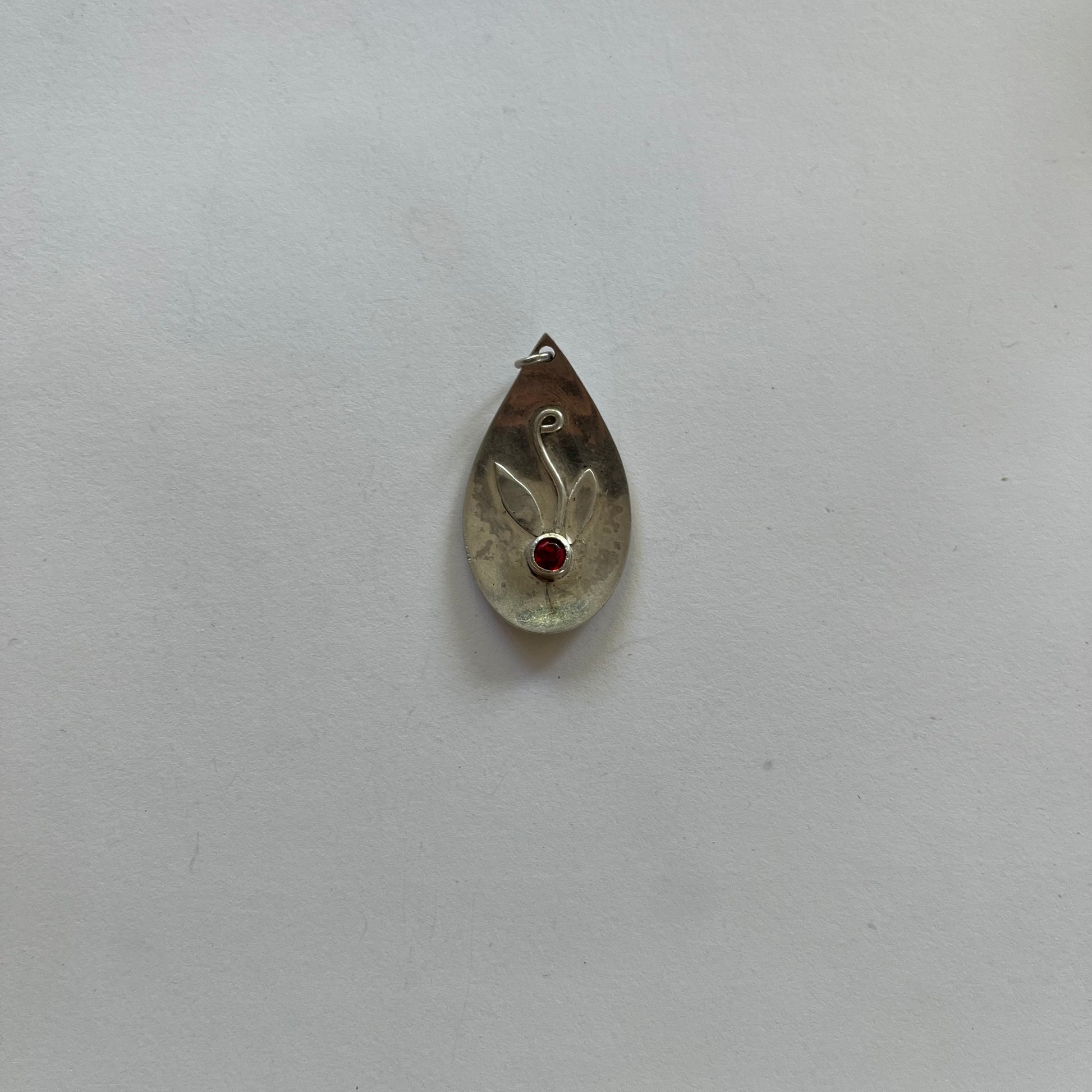 VINTAGE STERLING SILVER GARNET DETAILED PENDANT