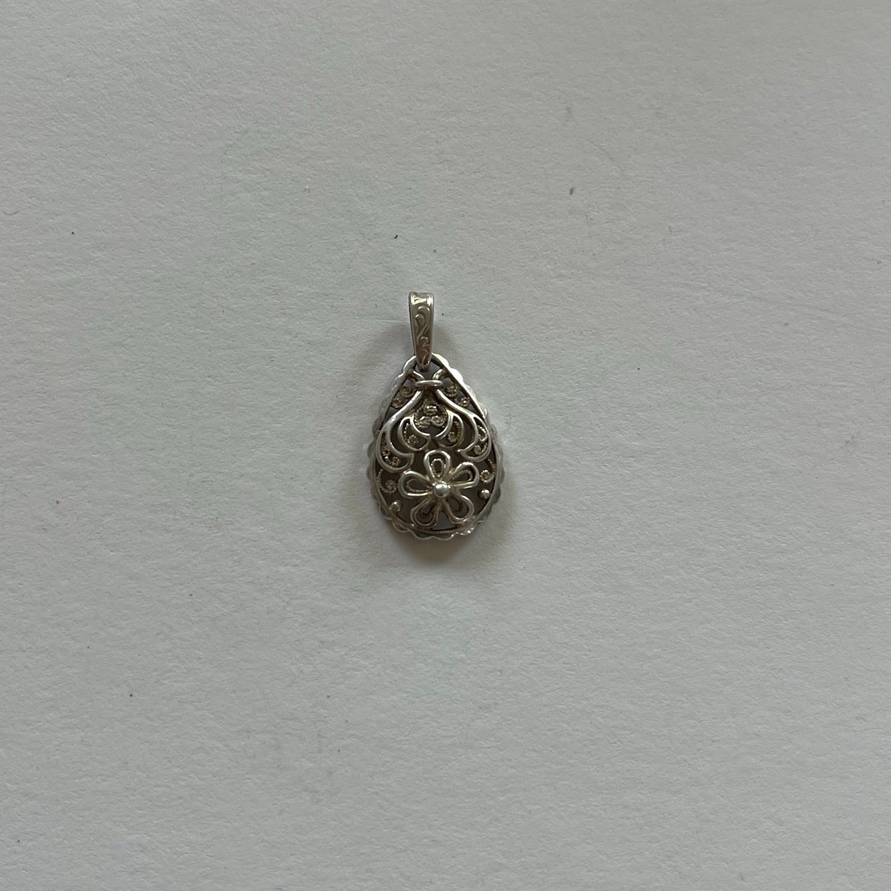 VINTAGE STERLING SILVER CUTOUT DROPLET PENDANT