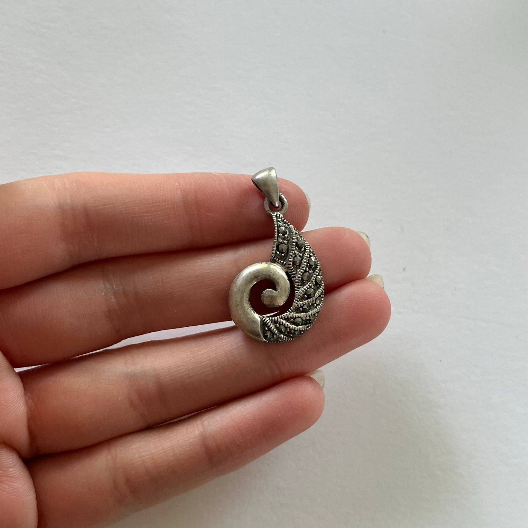 VINTAGE STERLING SILVER CUTOUT SHELL PENDANT
