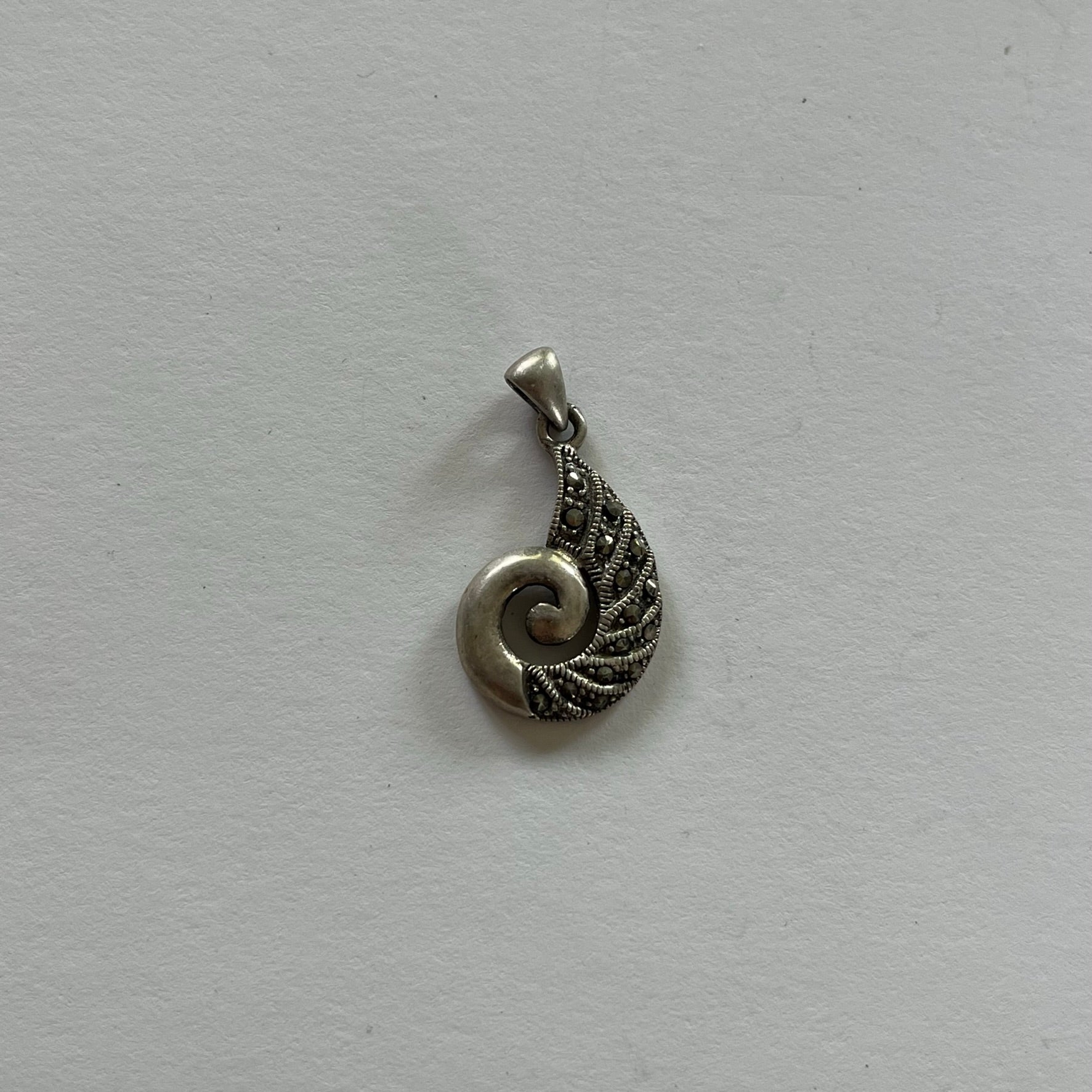 VINTAGE STERLING SILVER CUTOUT SHELL PENDANT