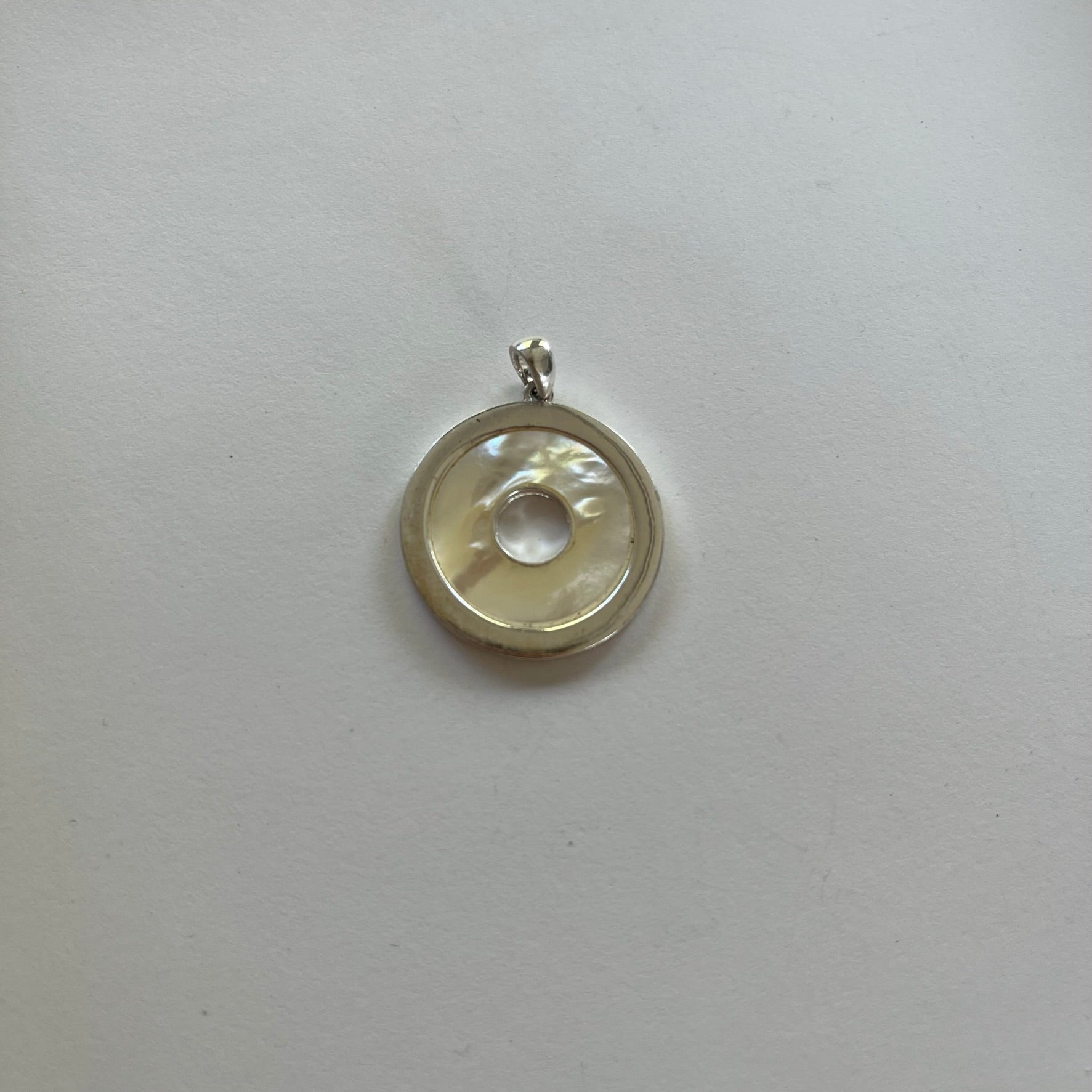 VINTAGE STERLING SILVER MOTHER OF PEARL CUTOUT CIRCLE PENDANT