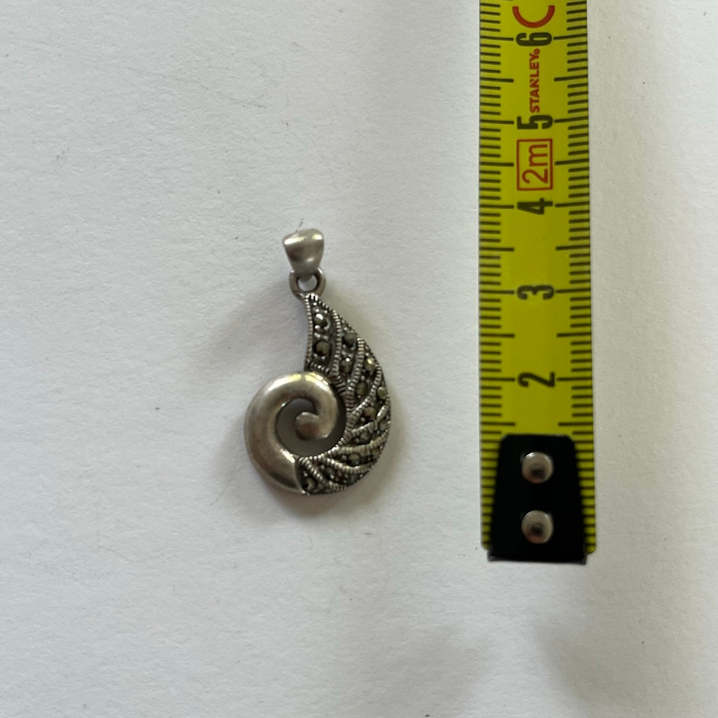 VINTAGE STERLING SILVER CUTOUT SHELL PENDANT