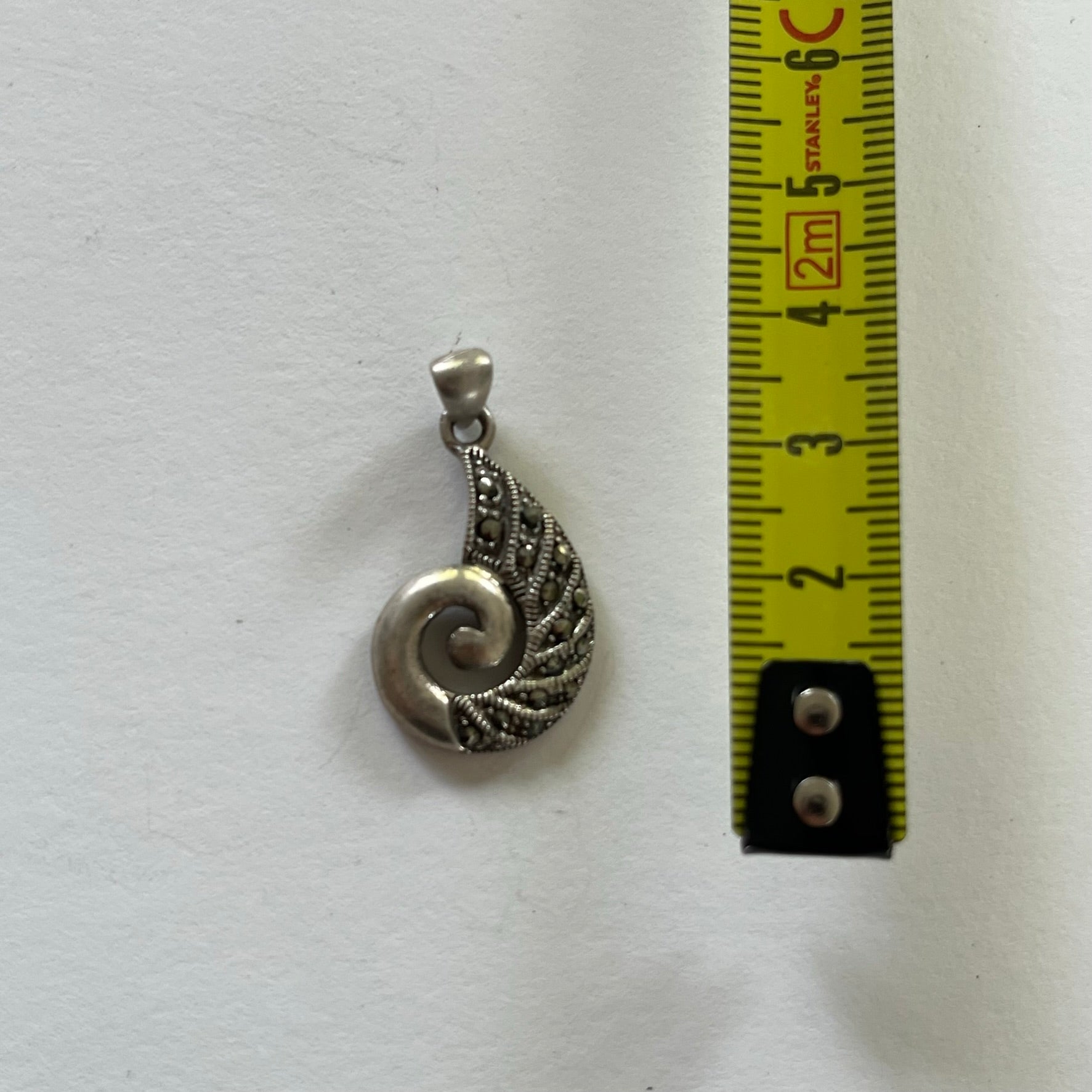 VINTAGE STERLING SILVER CUTOUT SHELL PENDANT
