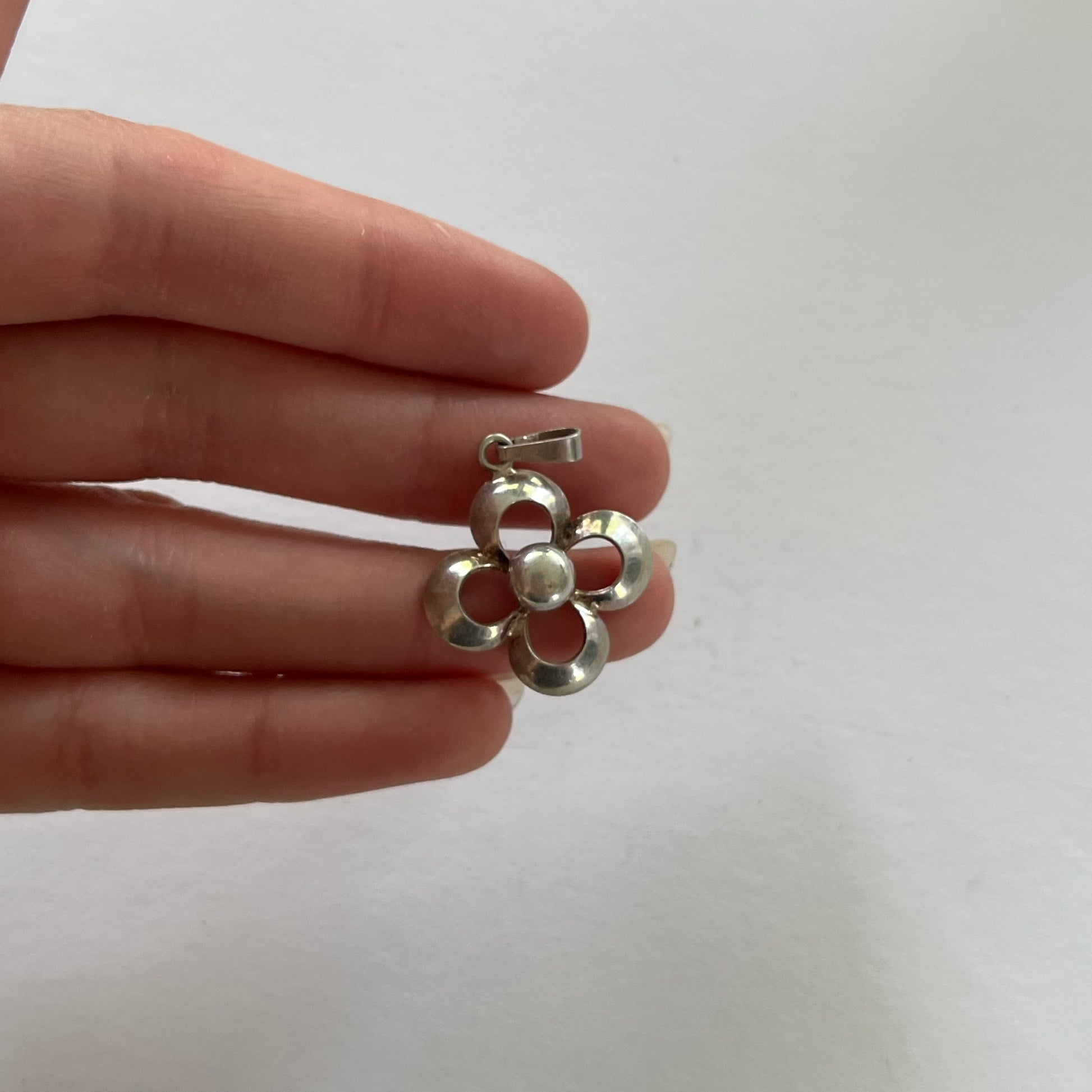 VINTAGE STERLING SILVER FLOWER CUTOUT PENDANT