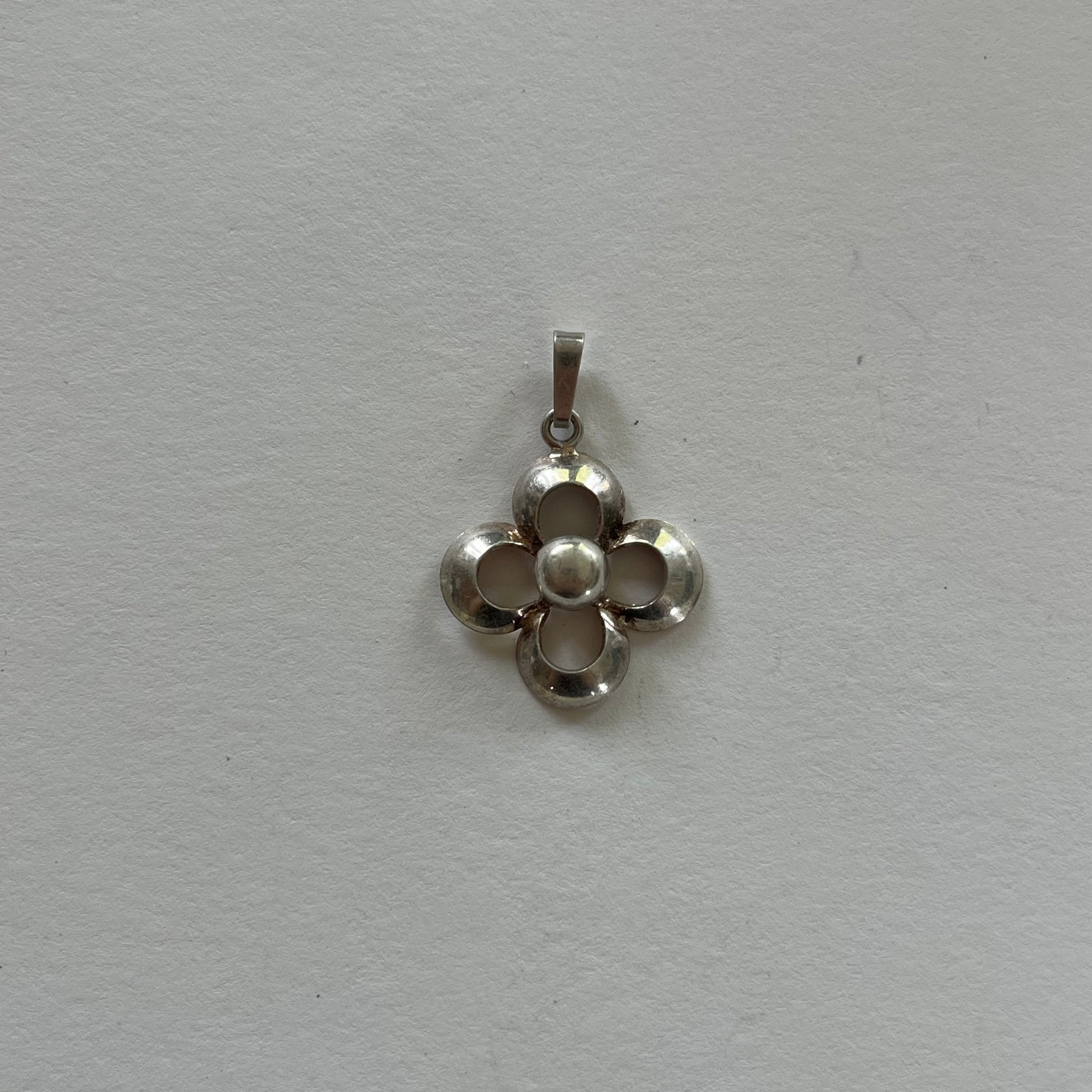 VINTAGE STERLING SILVER FLOWER CUTOUT PENDANT