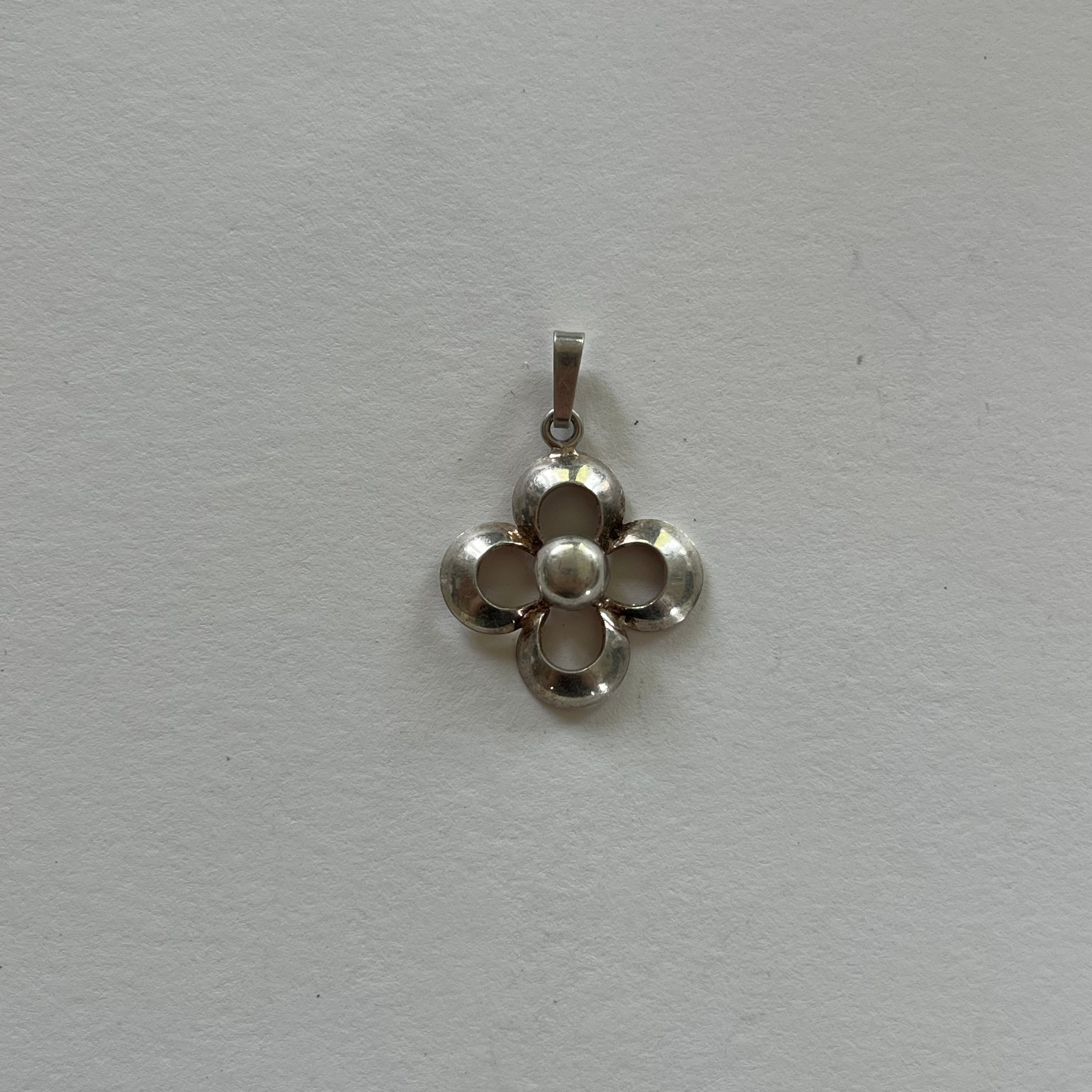 VINTAGE STERLING SILVER FLOWER CUTOUT PENDANT