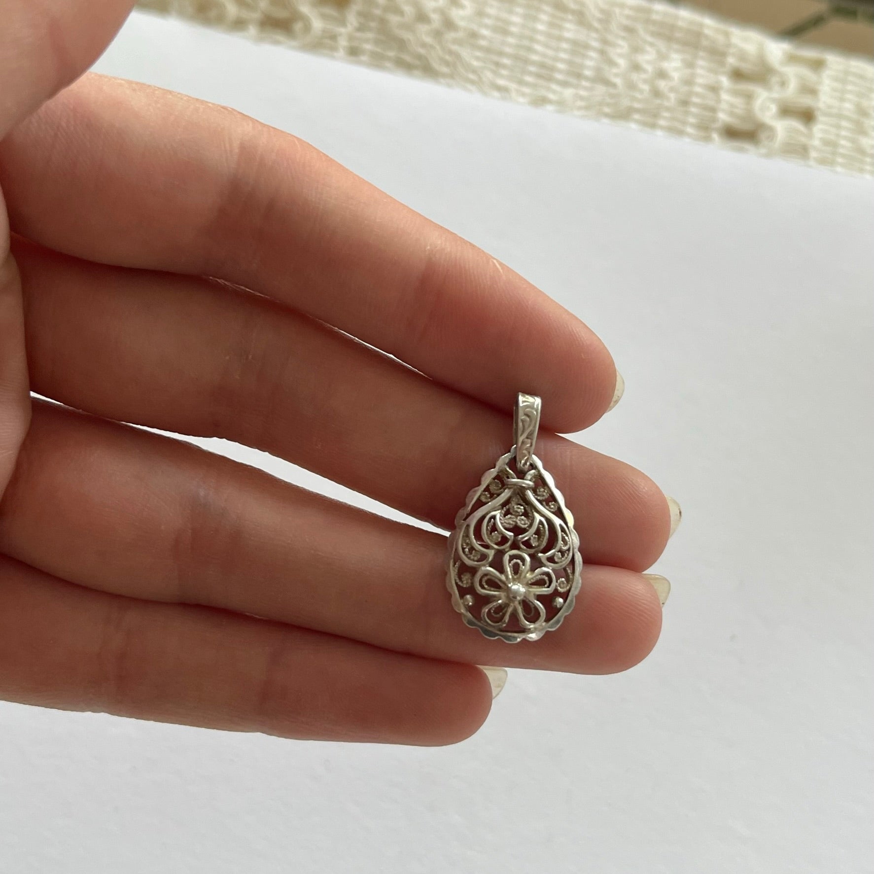 VINTAGE STERLING SILVER CUTOUT DROPLET PENDANT