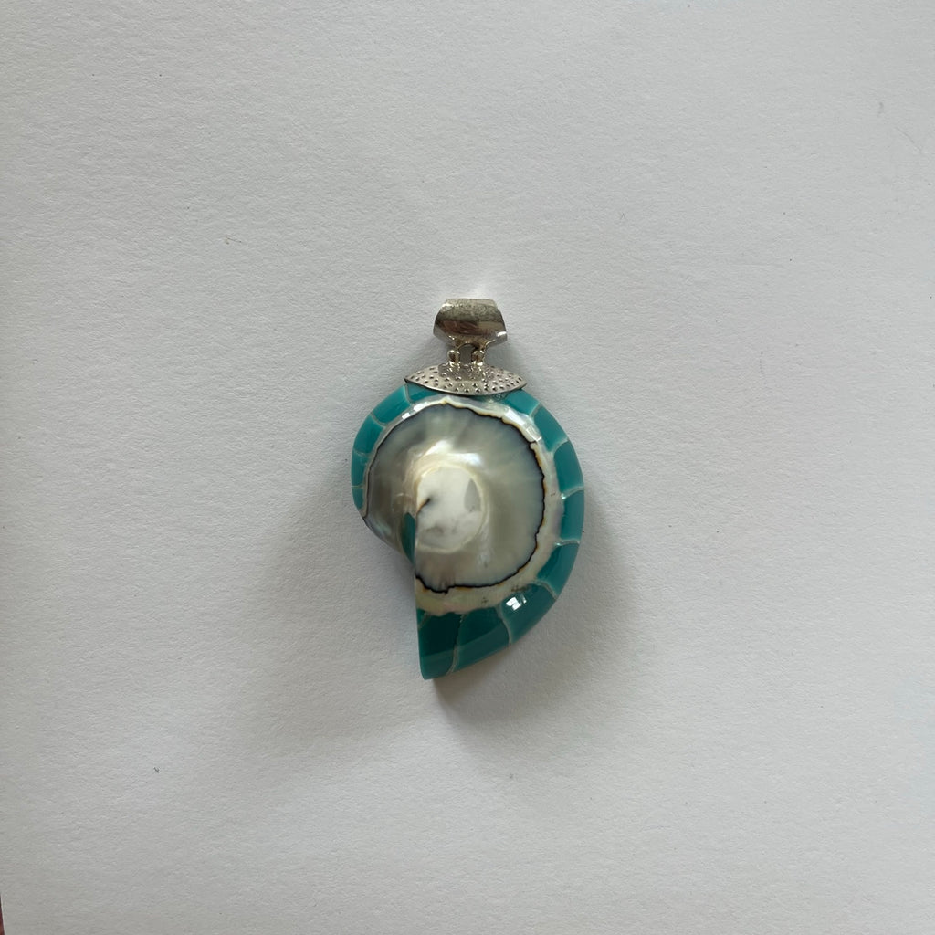 VINTAGE STERLING SILVER SHELL PENDANT 1