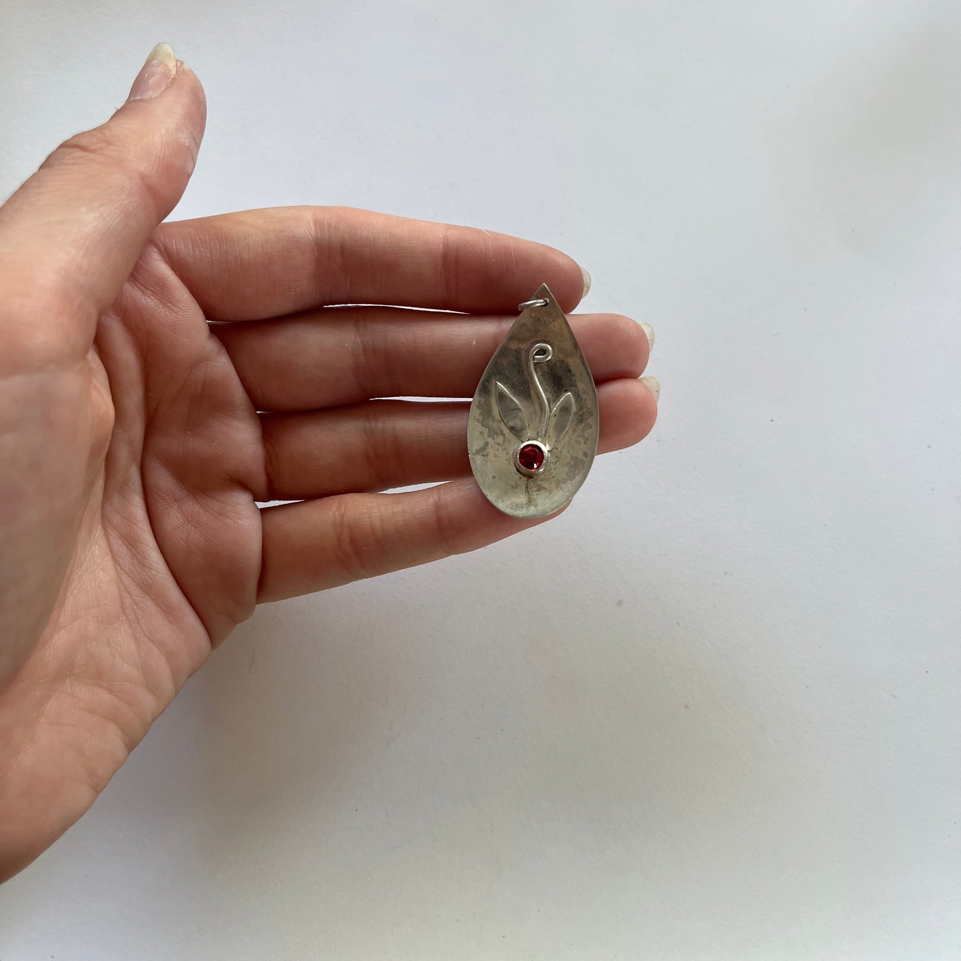 VINTAGE STERLING SILVER GARNET DETAILED PENDANT