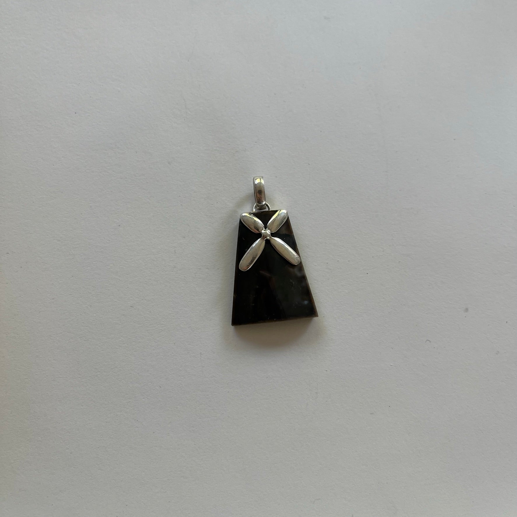 VINTAGE STERLING SILVER MOTHER OF PEARL PENDANT