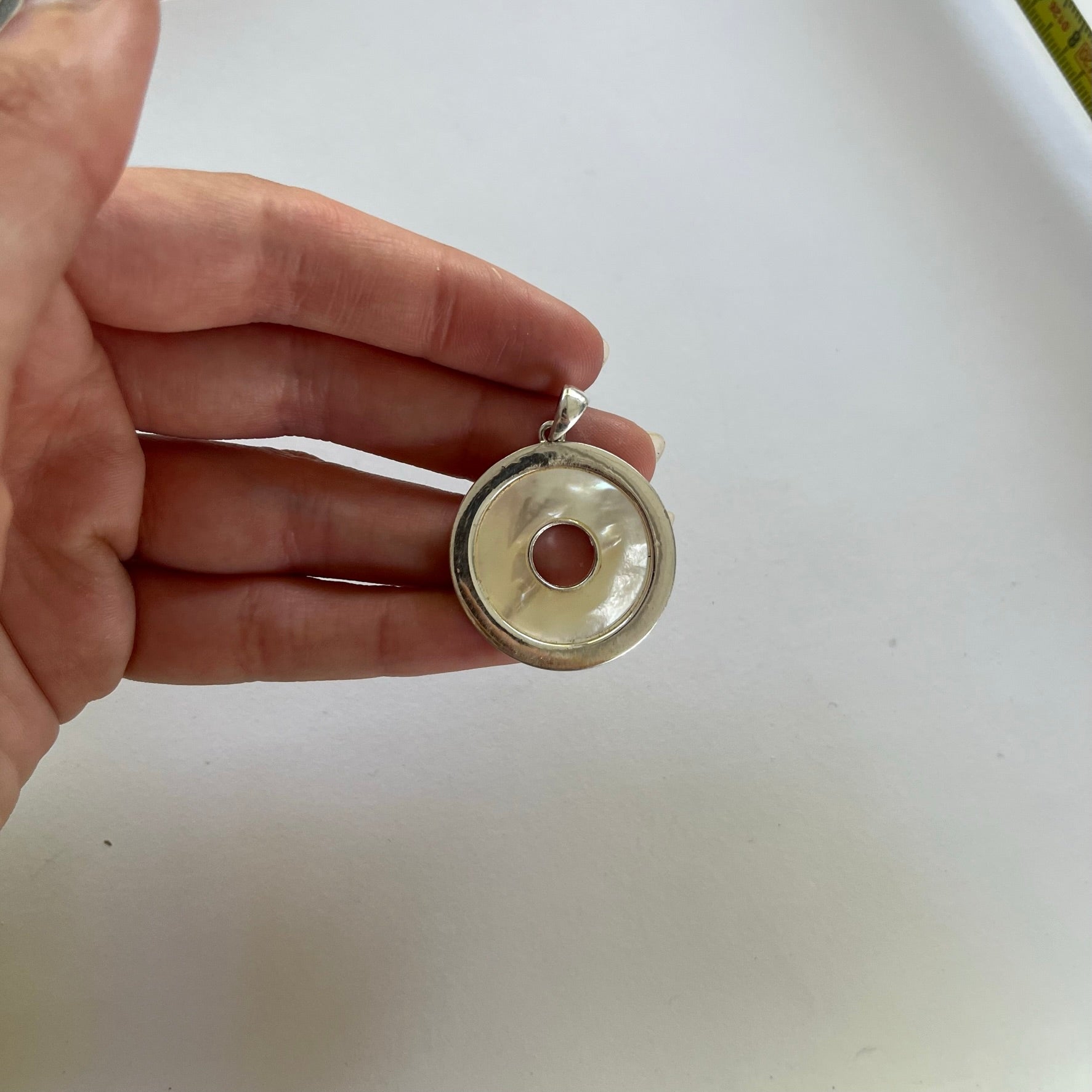 VINTAGE STERLING SILVER MOTHER OF PEARL CUTOUT CIRCLE PENDANT