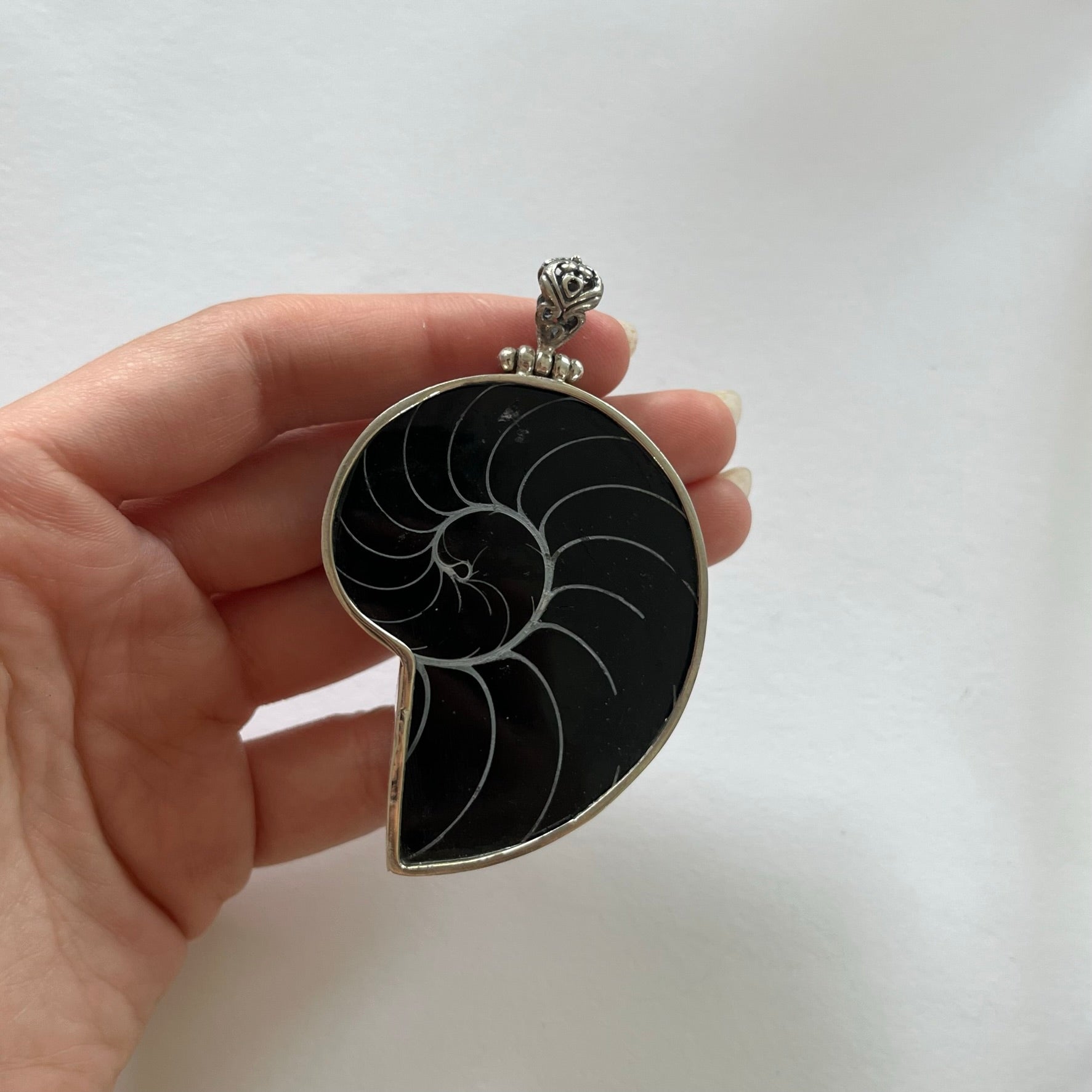 VINTAGE STERLING SILVER SHELL PENDANT 9